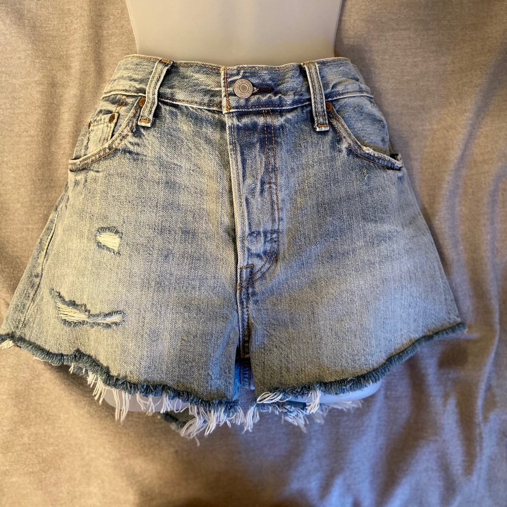 LEVI’S SHORTS